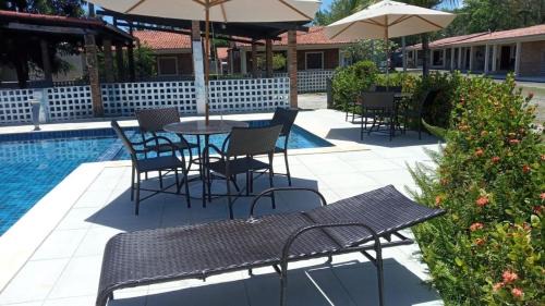 Pilar House | CASA no FORTE com 80 m2, 2 quartos com ar condicionado, cozinha completa, acomoda 8 pessoas, campinho, parquinho infantil, piscinas, área de lazer, estacionamento para 2 carros, WIFI, câmeras de segurança, portaria, ambiente familiar.