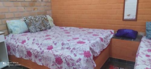 Pilar House | CASA no FORTE com 80 m2, 2 quartos com ar condicionado, cozinha completa, acomoda 8 pessoas, campinho, parquinho infantil, piscinas, área de lazer, estacionamento para 2 carros, WIFI, câmeras de segurança, portaria, ambiente familiar.