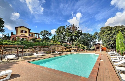Montefiascone House | Casa Nocetta E: A characteristic and welcoming apartment that is part of an ancient country house surrounded by the greenery, with Free WI-FI.