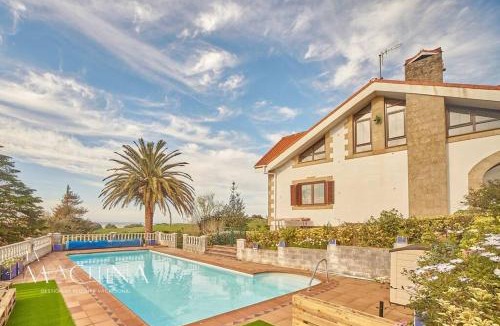 Mogro Villa | Casa Otañes. En la playa, con piscina privada.