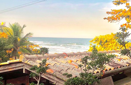 Tombo House | Casa pé na areia da Praia do Tombo, no Guarujá/SP