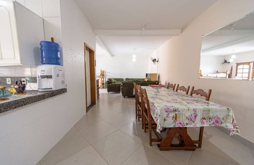 Centro House | Casa para 6 pessoas com Churrasqueira em Peruíbe