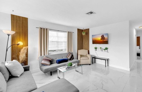 Hallandale Beach House | Casa Playa Coastal Comfort 10 Min From Beach