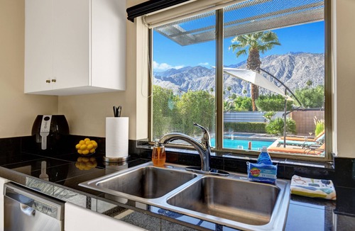 Warm Sands House | Casa Primrose - Central Location, Spectacular Mountain Views, Close to Downtown