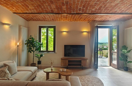 San Martino Alfieri House | Casa Profumi di Barbera 12 (8+4): Infinity Pool and 6 Luxurious Bedrooms