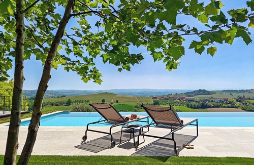 San Martino Alfieri House | Casa Profumi di Barbera 8: Infinity Pool, 4 Luxurious Bedrooms & Historic Charm