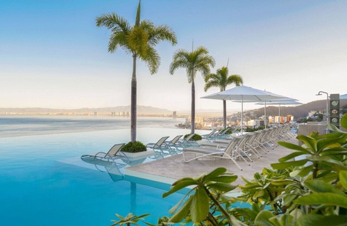 South Shore Hotel Area Condo | Casa Riviera - Luxury Ocean Front Condo at Indah