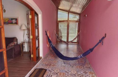 Parque Oasis House | Casa Rosa de Peruíbe - Casa de Temporada 3 dormitórios, 10 hóspedes, piscina, wi-fi, netflix, 800 metros da praia