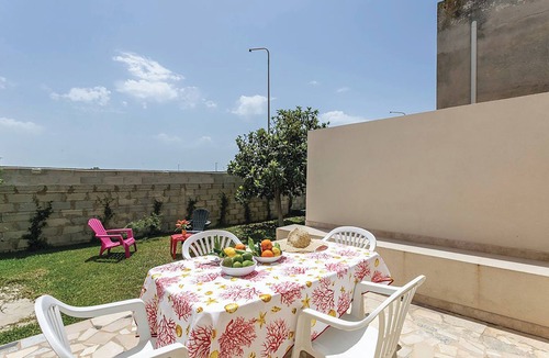 Punta Secca House | Casa Rosso Corallo, by the sea and with a large garden