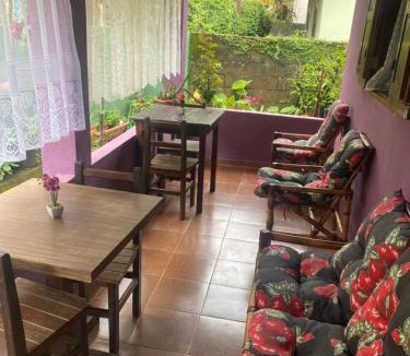 Maringa Bed & Breakfast | Casa roxa