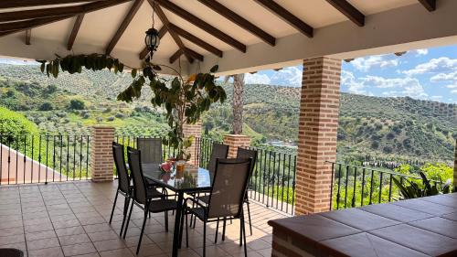 Villanueva de Algaidas Villa | Casa rural para familias con piscina, privacidad y vistas al atardecer