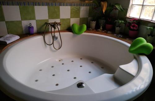 Enroig House | Casa Rustic Suites, JACUZI & LOVE