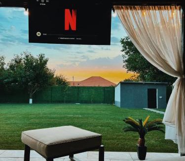 Douazeci si Trei August House | Casa Simon