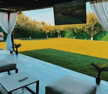 Douazeci si Trei August House | Casa Simon