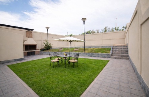 Guaymallen House | Casa Syrah: Lodging with parking, games room and swimming pool.