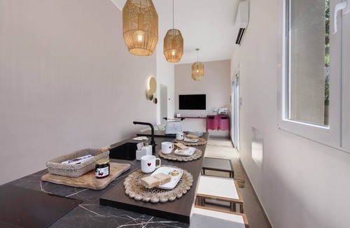 Como Apartment | Casa Teresa Suite in Como – Modern Comfort with Private Garden and Free Parking