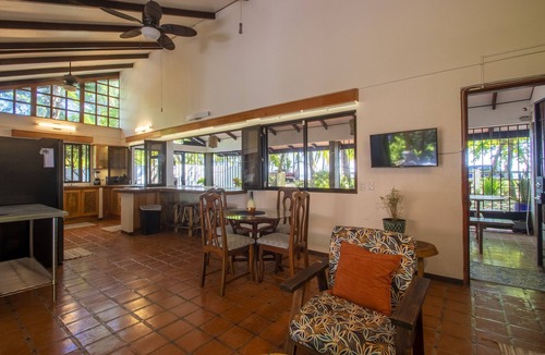 Esterillos Oeste House | Casa Tortuga - Beautiful Spacious Beachfront House