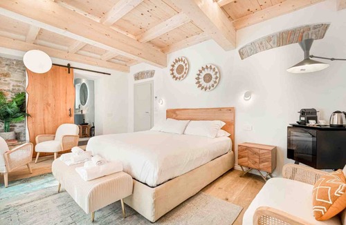 Corniglia House | Casa Tre Uliva – The Elegance of Silence, the Luxury of the GenuineIn the most authentic heart of Corniglia, Casa Tre Uliva comes to life in 2025: a high-end guesthouse that redefines the concept of hospitality in the Cinque Terre. Four charming rooms,