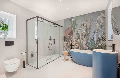Corniglia House | Casa Tre Uliva – The Elegance of Silence, the Luxury of the GenuineIn the most authentic heart of Corniglia, Casa Tre Uliva comes to life in 2025: a high-end guesthouse that redefines the concept of hospitality in the Cinque Terre. Four charming rooms,