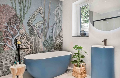Corniglia House | Casa Tre Uliva – The Elegance of Silence, the Luxury of the GenuineIn the most authentic heart of Corniglia, Casa Tre Uliva comes to life in 2025: a high-end guesthouse that redefines the concept of hospitality in the Cinque Terre. Four charming rooms,