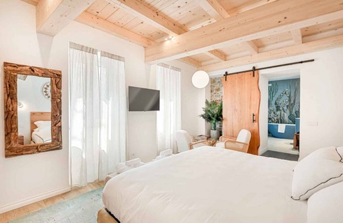 Corniglia House | Casa Tre Uliva – The Elegance of Silence, the Luxury of the GenuineIn the most authentic heart of Corniglia, Casa Tre Uliva comes to life in 2025: a high-end guesthouse that redefines the concept of hospitality in the Cinque Terre. Four charming rooms,
