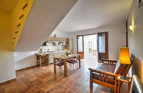Alani House | Casa Turchino C: A welcoming apartment that is part of a villa situated in a quiet location, surrounded by a wonderful garden, with Free WI-FI.