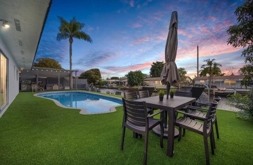 North Central Hollywood Villa | Casa Utopia - Waterfront - Kayak - Pool