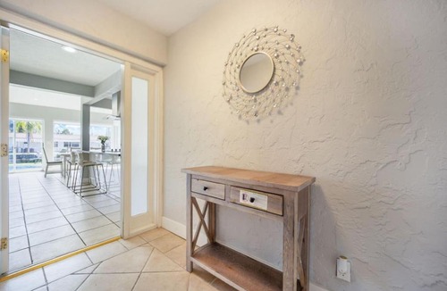 North Central Hollywood Villa | Casa Utopia - Waterfront - Kayak - Pool