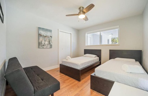 North Central Hollywood Villa | Casa Utopia - Waterfront - Kayak - Pool