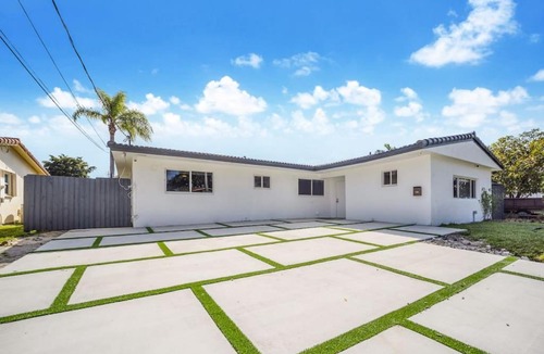 North Central Hollywood Villa | Casa Utopia - Waterfront - Kayak - Pool