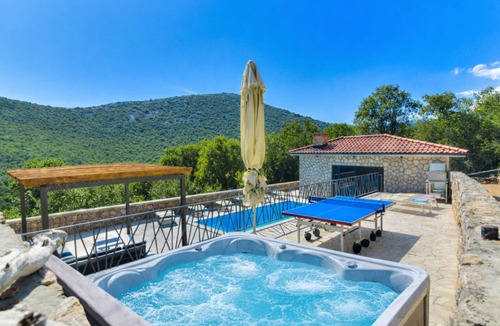 Novi Vinodolski Villa | Casa Verde with pool&whirpool by Villas Guide