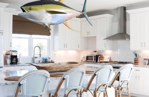 Vilano Beach House | Casa Vilano~steps to the beach, pet + family friendly, fenced yard, heated pool!
