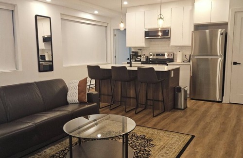 Pointe Claire Apartment | Casablanca Suites ● Newly Renovated 2bedroom Apartment ● 8mins from YUL Airport.