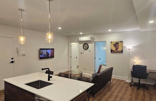 Pointe Claire Apartment | Casablanca Suites ● Newly Renovated 2bedroom Apartment ● 8mins from YUL Airport.
