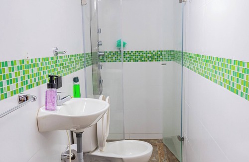 Guadalajara de Buga Hotel | Casas Encanto Buga 1 Block from La Basilica TV, AC and private bathroom