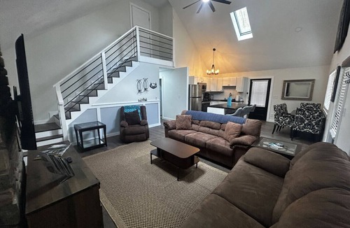Maggie Valley Cottage | Cascade Cabin- 3BD/2BAhome, sperate game room with sleeping area, hot tub