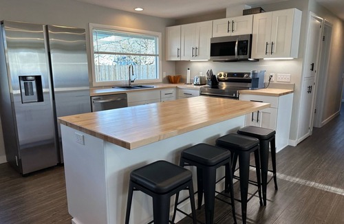 Southeast Eugene House | Cascade Cottage: Comfy & Cozy, family friendly, close to dining, parks, wineries