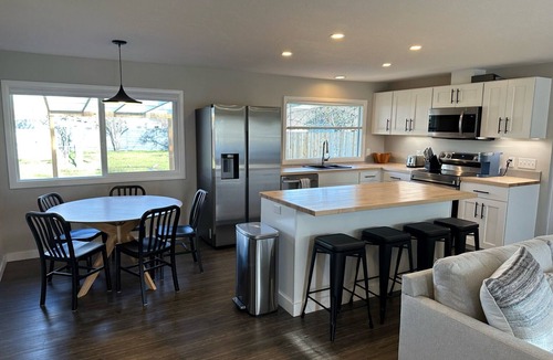 Southeast Eugene House | Cascade Cottage: Comfy & Cozy, family friendly, close to dining, parks, wineries