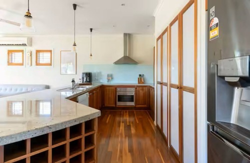 Keysborough House | Cascade Cottage: Spacious Family Retreat in Keysborough Garden Parking Sleeps 8