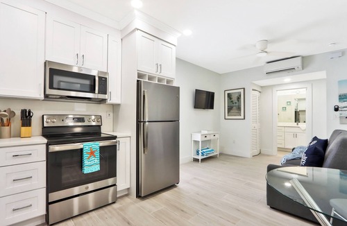 Palm Beach Shores House | Cascade Full Complex - Four Unit Building steps from the Beach!