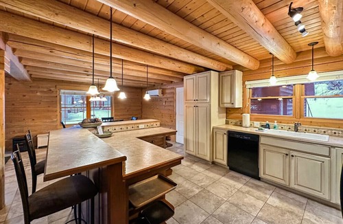 Cascade Cabin | Cascade Log Cabin. Walk to the Lake and Golf Course