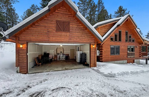 Cascade Cabin | Cascade Log Cabin. Walk to the Lake and Golf Course