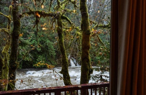 Marblemount Cabin | Cascade River Cabin + Hot Tub, Firepit