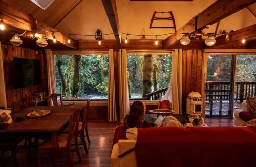 Marblemount Cabin | Cascade River Cabin + Hot Tub, Firepit