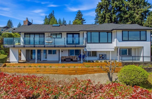 East Lake Hills House | Cascade Views on Lake Sammamish