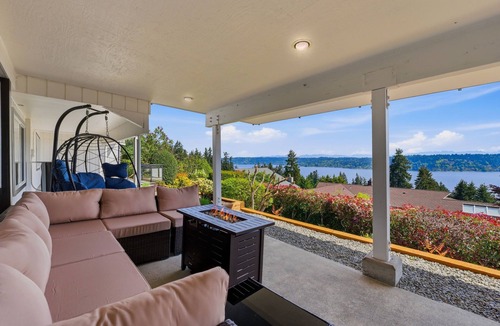 East Lake Hills House | Cascade Views on Lake Sammamish