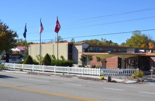 Bloomington Hotel | Cascades Inn