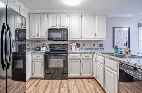 Clarkdale House | Cascading Meadows Retreat｜Pet-Friendly｜Garage Access｜Flex-Lease｜Study #42003
