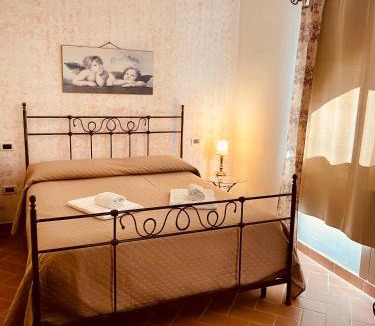 Montescudaio Apartment | Casetta Luna e Sole Giardino privato e vista Toscana