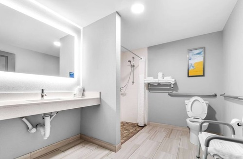Jackson Hotel | Casey Jones 2 Queen Room w/Breakfast, Gym & Pool